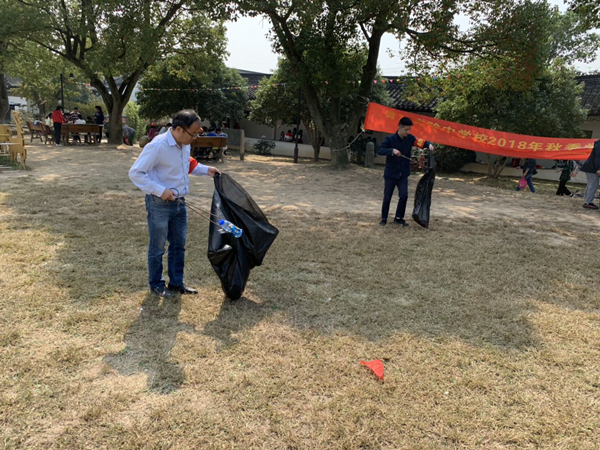 东山镇旅游公司党支部开展“在职党员进社区统一服务日”主题党日活动