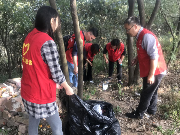 东山旅游公司党支部开展二十四弯捡垃圾志愿者服务活动