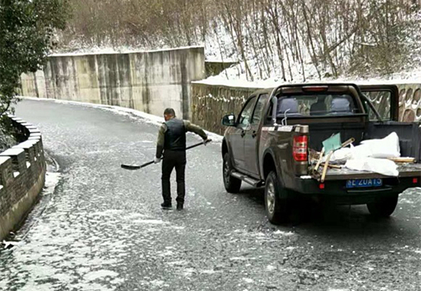 缥缈峰及时开展雪后道路清理工作