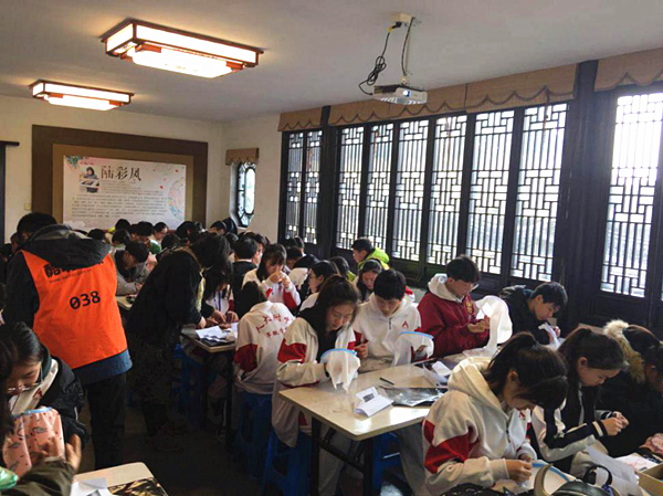 木渎古镇迎来北京人大附中学子体验非遗文化