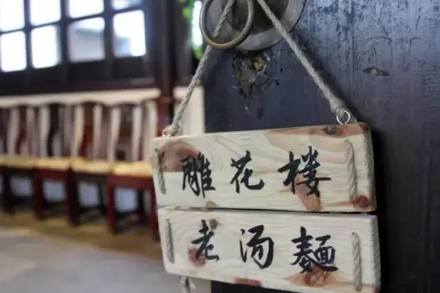 东山雕花楼里孩儿莲花期将尽，邀你来探楼赏花