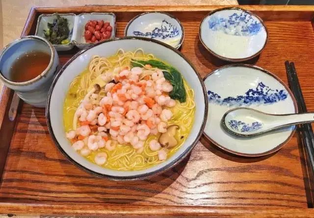 东山雕花楼里孩儿莲花期将尽，邀你来探楼赏花