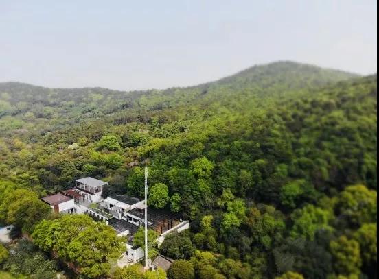 小房山间筑，与薄雾清风共眠