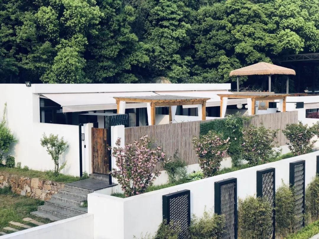 小房山间筑，与薄雾清风共眠