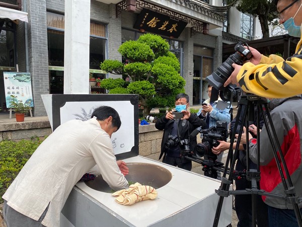 央视走进东山雕花楼拍摄碧螺春古法制茶