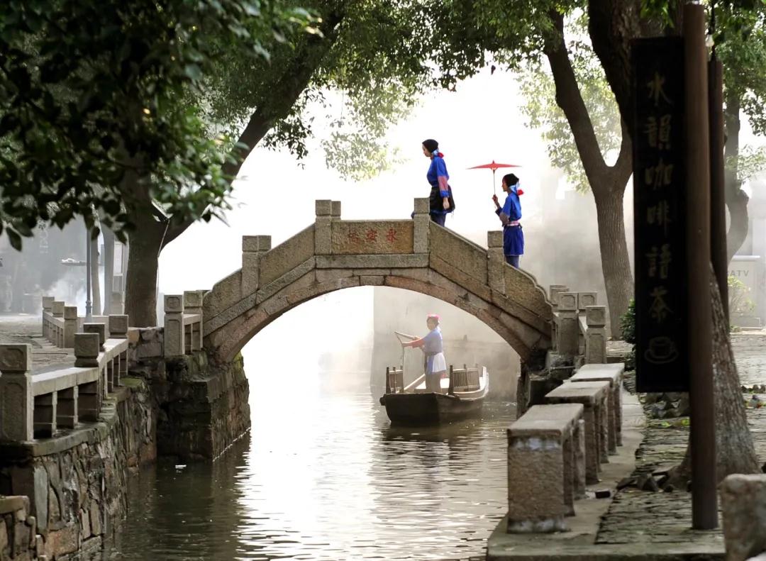 烟笼江南，水浸春色