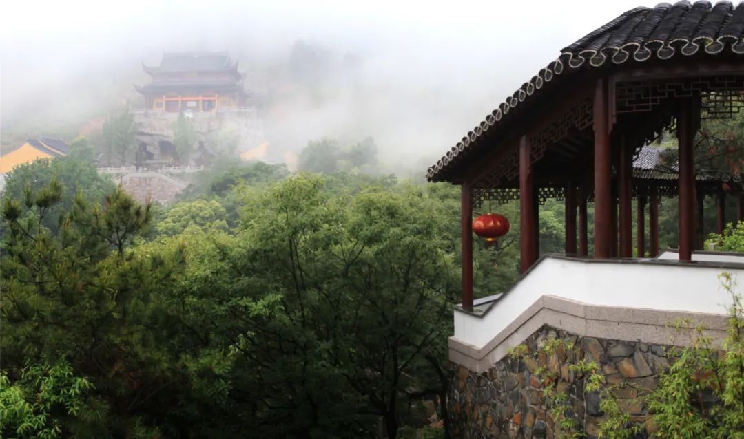 空山新雨后，灵动在山间
