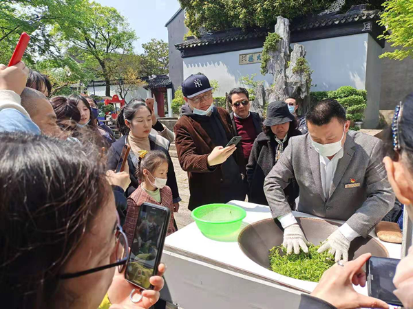 炒茶活动人气旺 雕花楼圆满完成清明假期游客接待
