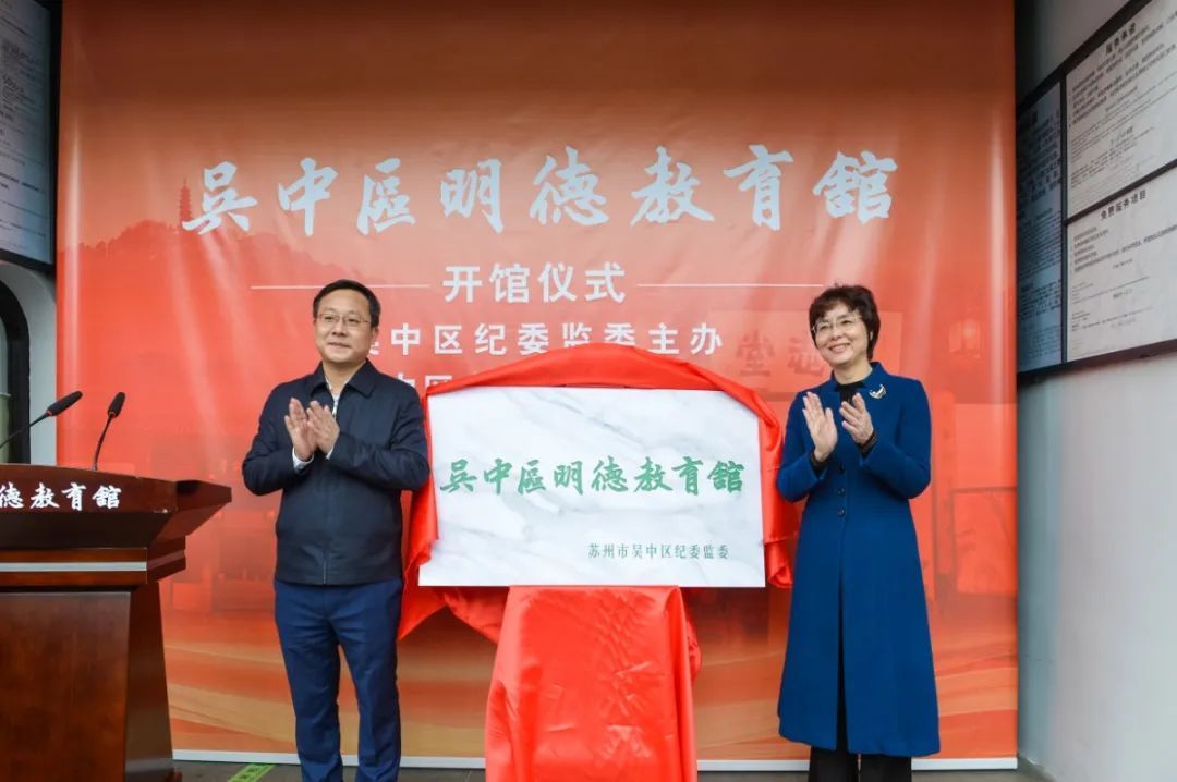 清风两袖，如沐湖山