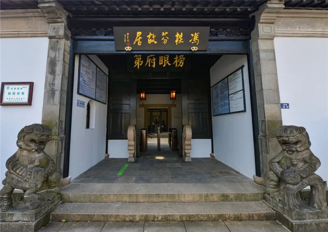 清风两袖，如沐湖山