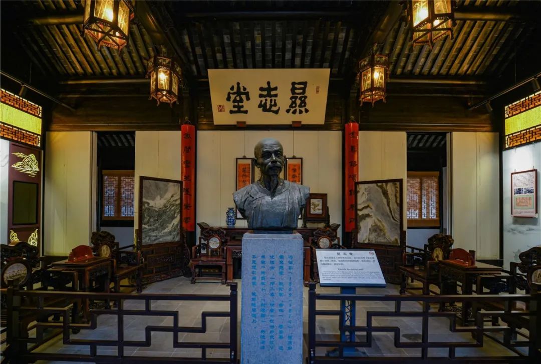 清风两袖，如沐湖山