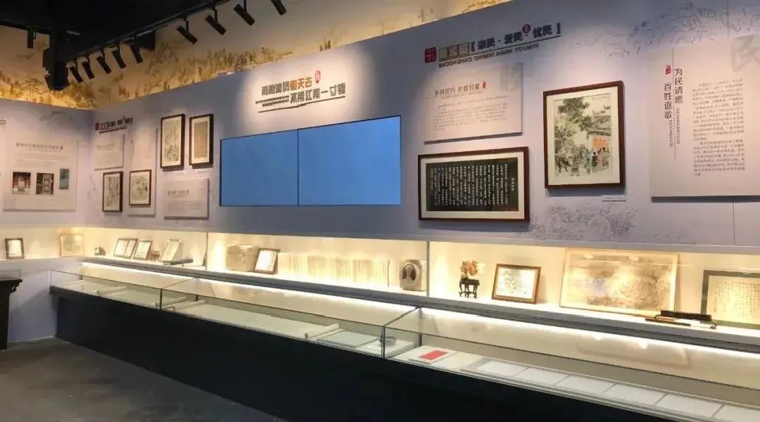 清风两袖，如沐湖山