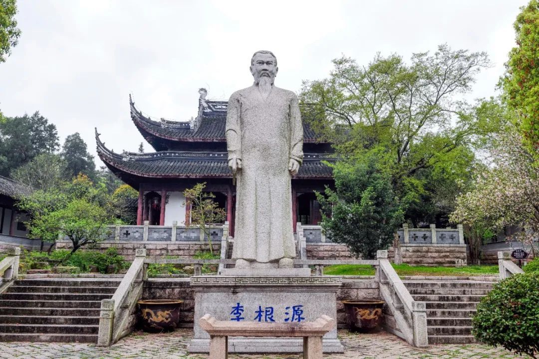 清风两袖，如沐湖山