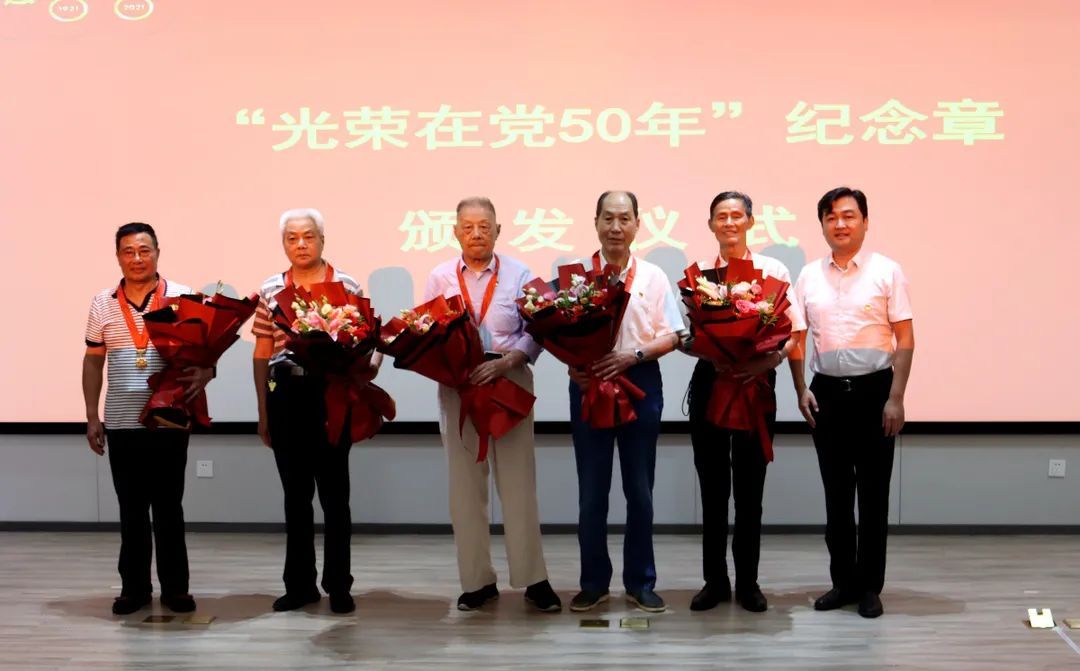 今天，共庆百年华诞！