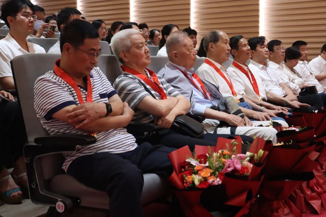 今天，共庆百年华诞！