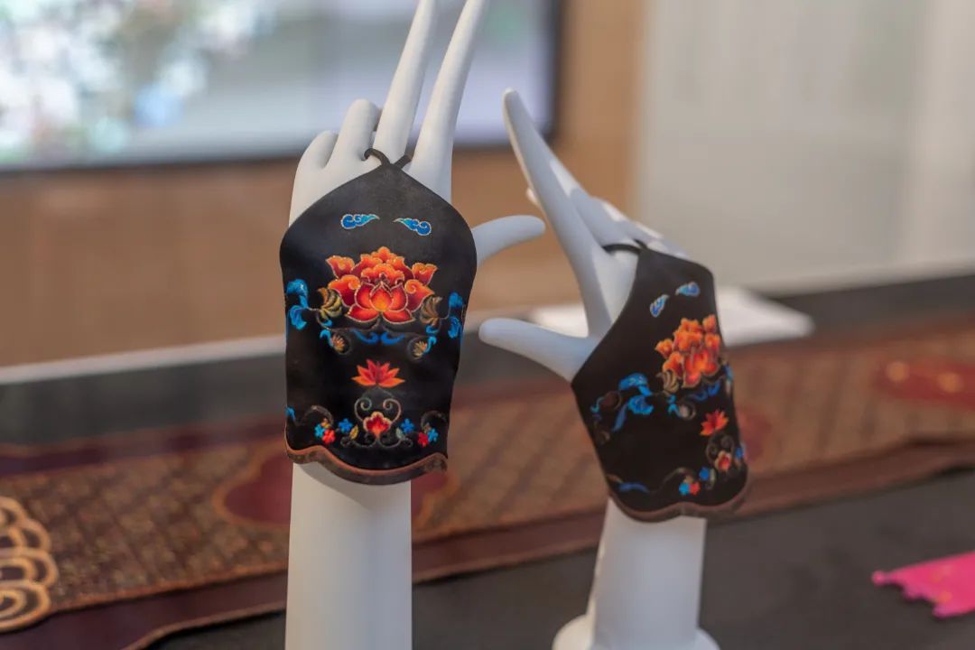 看！这个展览有点意思！
