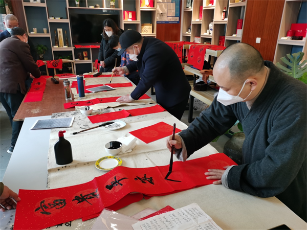 “瑞兔纳福 翰墨迎春”石公山景区举办迎新年送春联活动