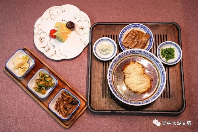 春茶采摘忙，一起泡在旺山的茶园里