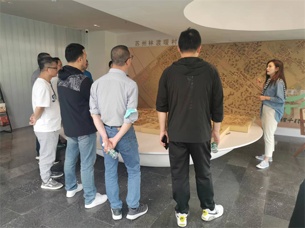 区文体旅局机关党支部联合区旅游推广服务中心党支部开展“走看学做比党建”主题党日活动