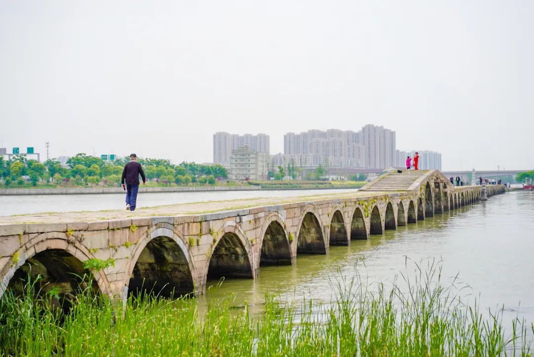 阅吴文丨辞旧赋新章