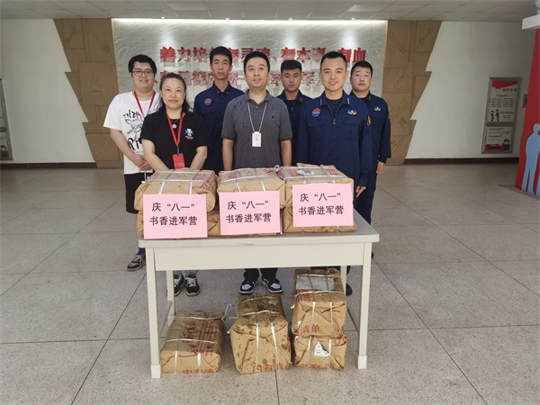 书香进军营 文化润兵心——吴中区图书馆党支部开展“庆‘八一’书香进军营”活动