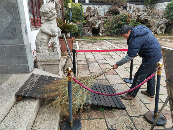 启园景区做好景区道路除冰全力保障游客游园安全