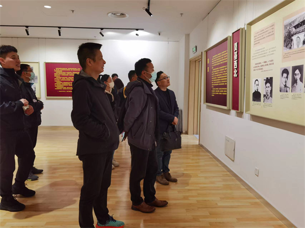区文体旅局机关党支部和区旅游推广服务中心党支部组织党员参观《延安精神 永放光芒》主题图片展