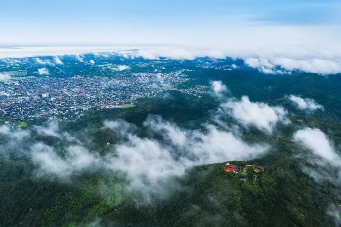 芳菲四月，这里杜鹃花开满山红