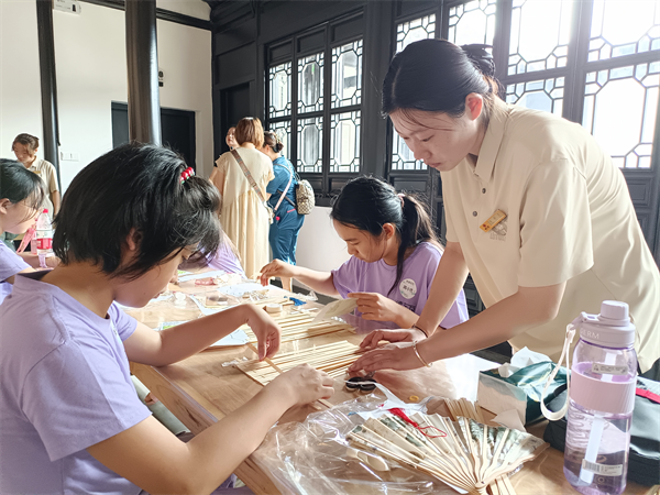 苏州家风馆开展青竹编扇研学活动