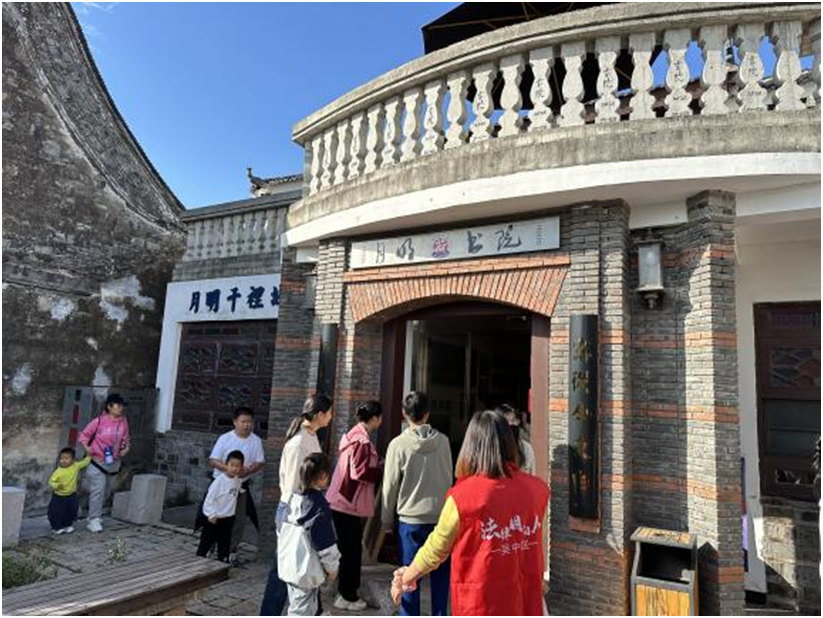 明阅启清风 水印润书香——石公村阅读活动走进明月湾景区