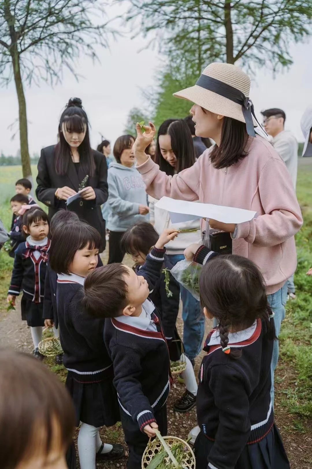 走进春天里，体验挖野菜、做青团、彩绘油纸伞的乐趣！