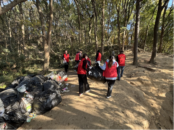 “红色党建引领绿色生态” 灵岩山垃圾集中清运志愿服务行动