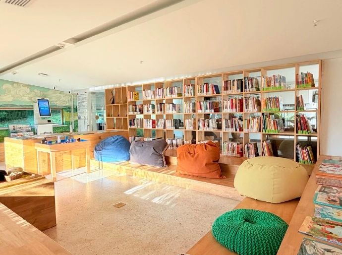 城市书房+1！枕湖而读，宿在书香里~