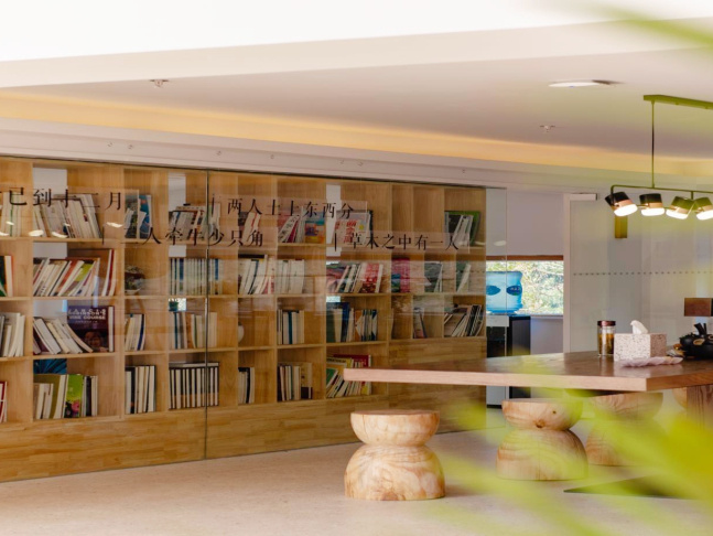 城市书房+1！枕湖而读，宿在书香里~