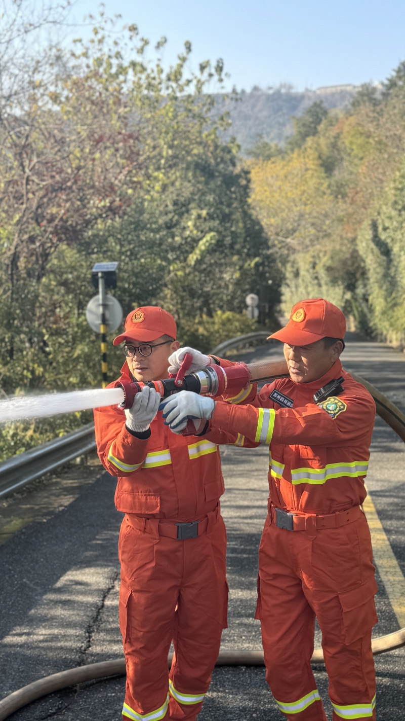 联合实战砺精兵 筑牢景区“防火墙” 穹窿山景区开展山地消防实训