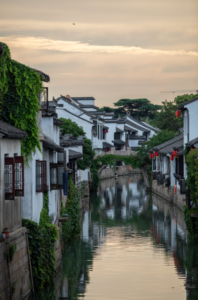 小桥流水，织就江南诗行