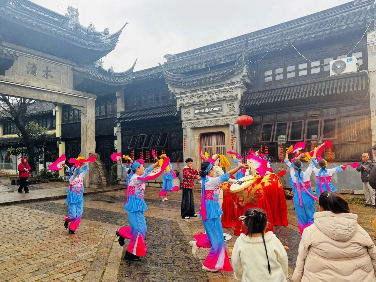 吴中过大年丨机器人拜年、打铁花刷屏……古镇年味别样浓~