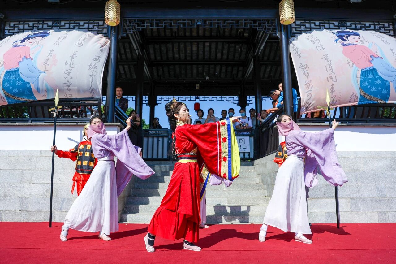 吴中过大年丨机器人拜年、打铁花刷屏……古镇年味别样浓~