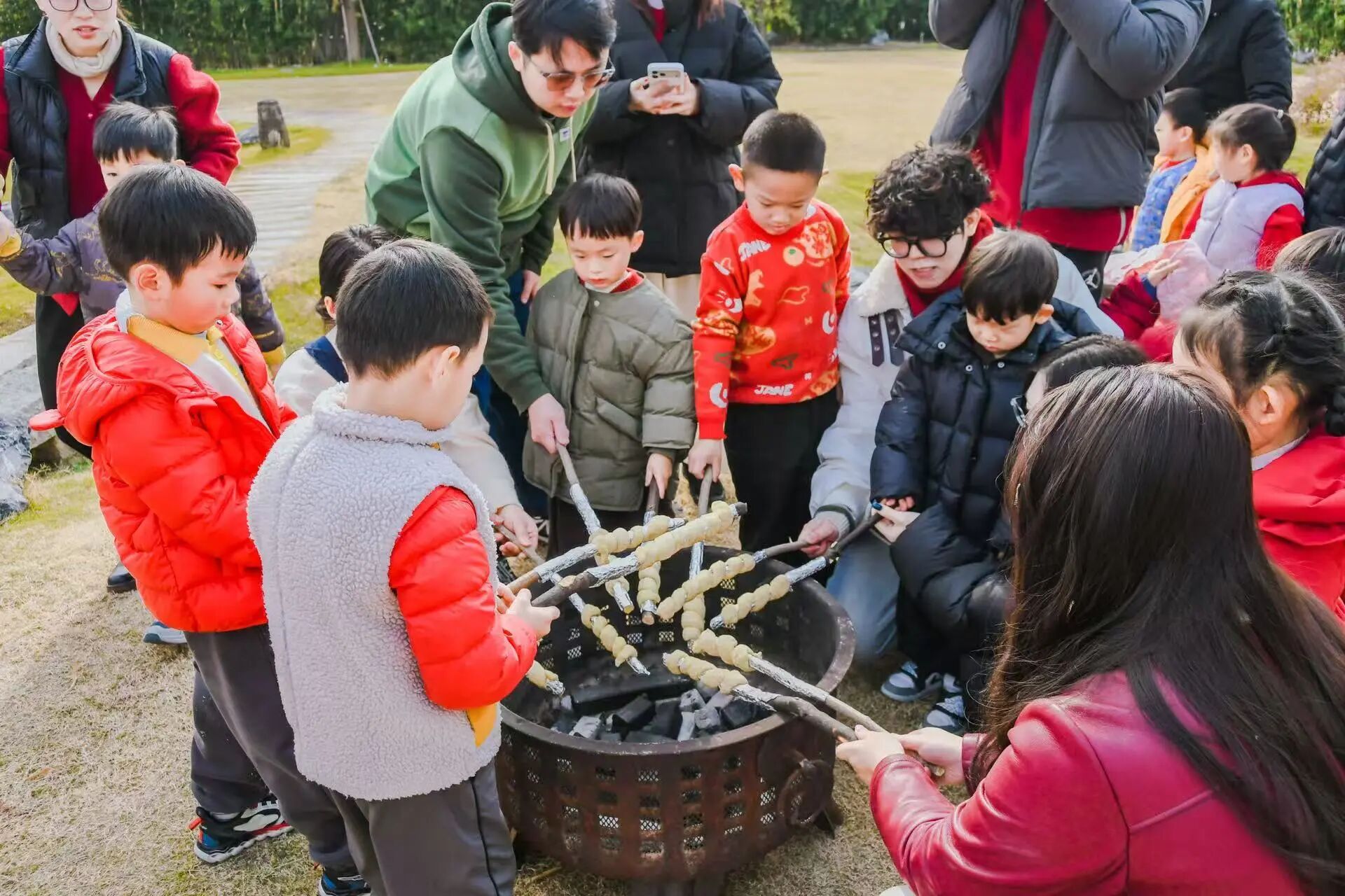 周末开营！去田野挖野菜、烤面包、把春天“敲”进帆布包里~