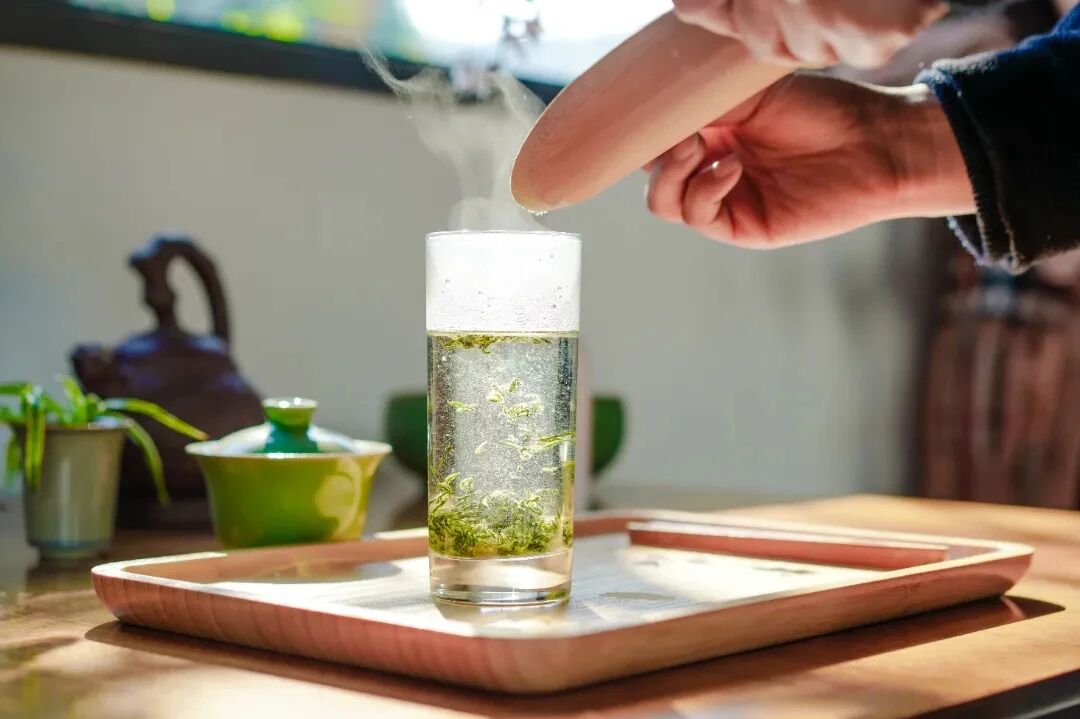 一杯碧螺春，饮尽江南春