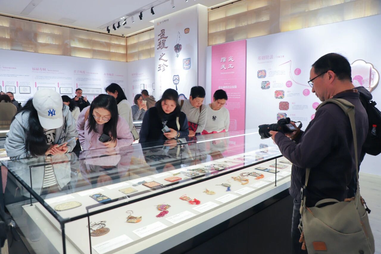 “盈握之珍——荷包与刺绣之美”展览开幕