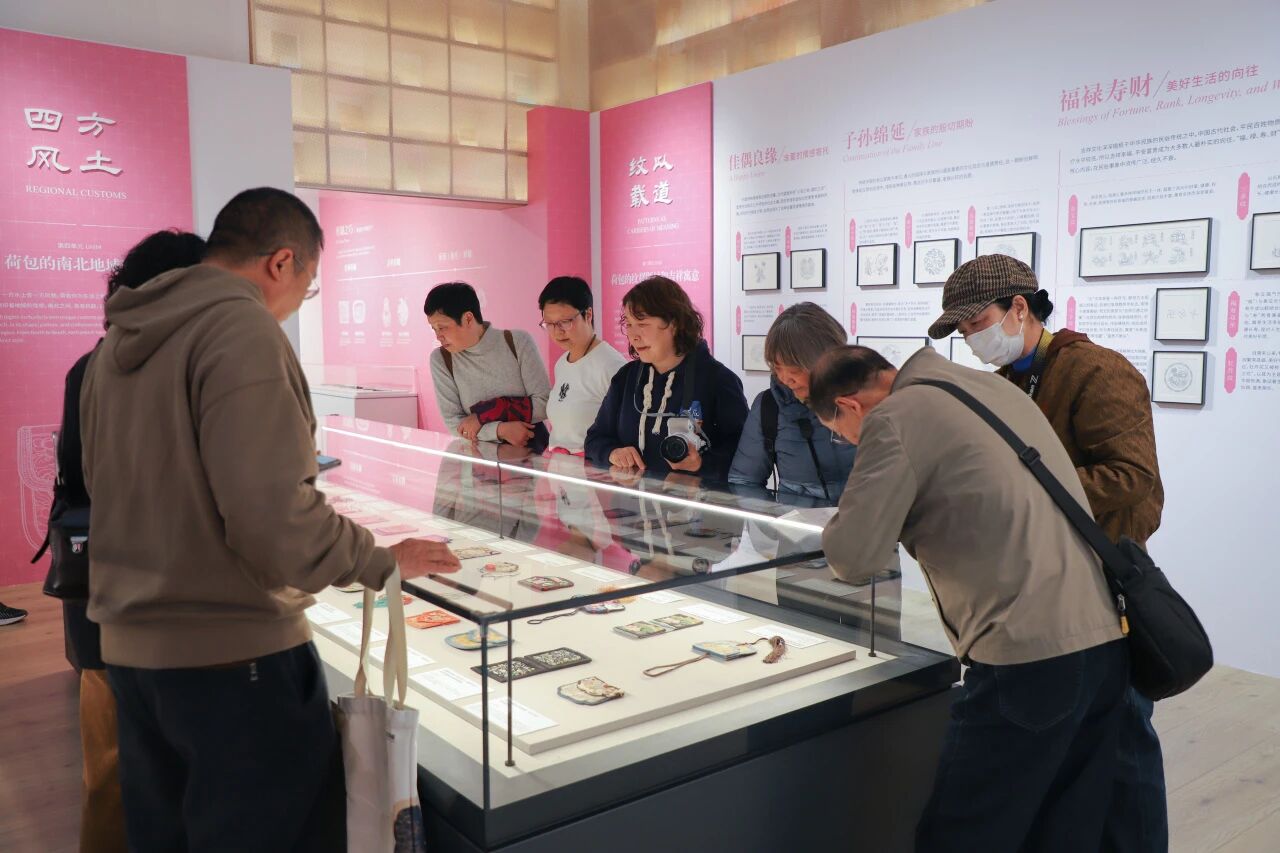 “盈握之珍——荷包与刺绣之美”展览开幕