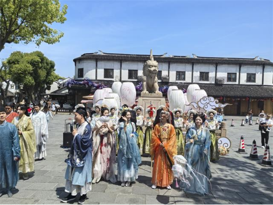 神兽莅古镇  烟火醉江南