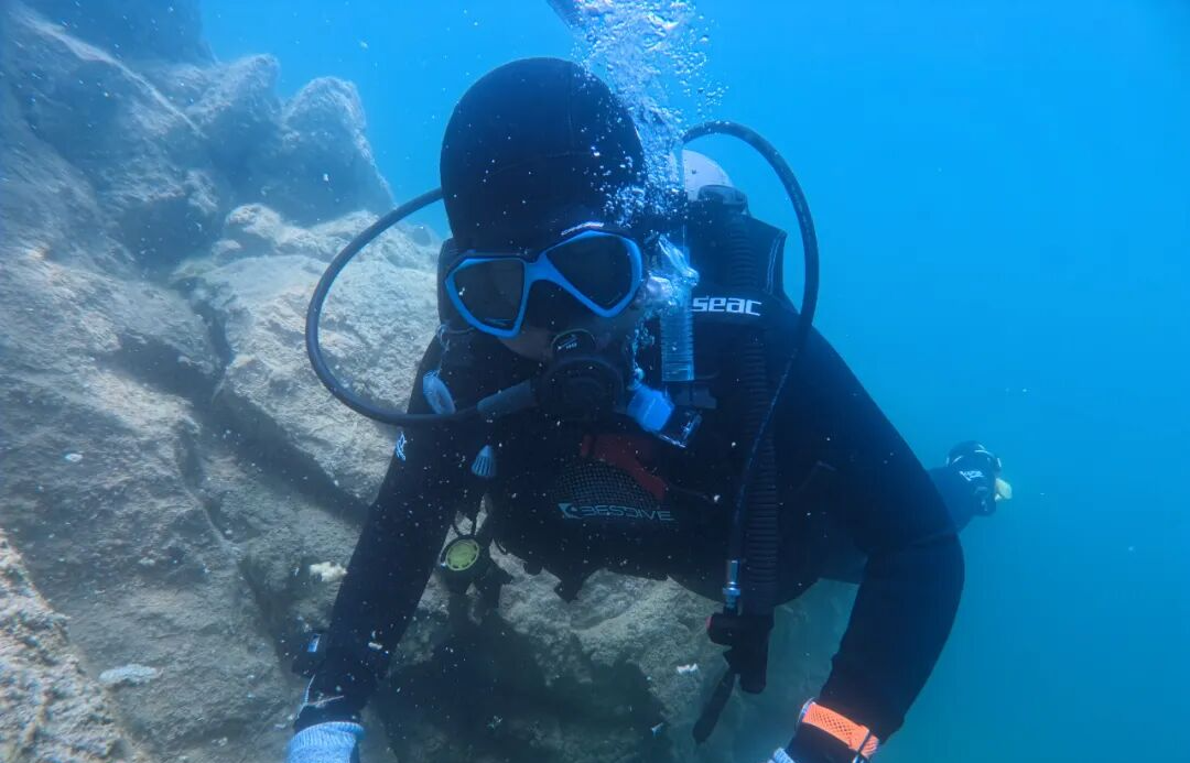 潜入湖底矿坑，水下避暑新体验