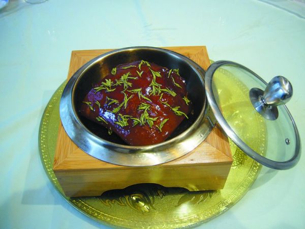 　　吴侬飘香酱汁肉