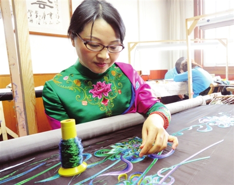 光福绣娘府向红曾给APEC“新中装”绣花(图)